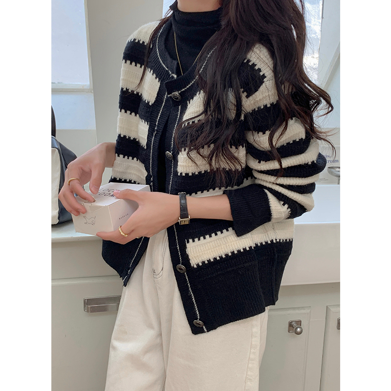 軟糯小香風毛衣外套女2023新款設計感小眾黑白條紋針織開衫短款秋