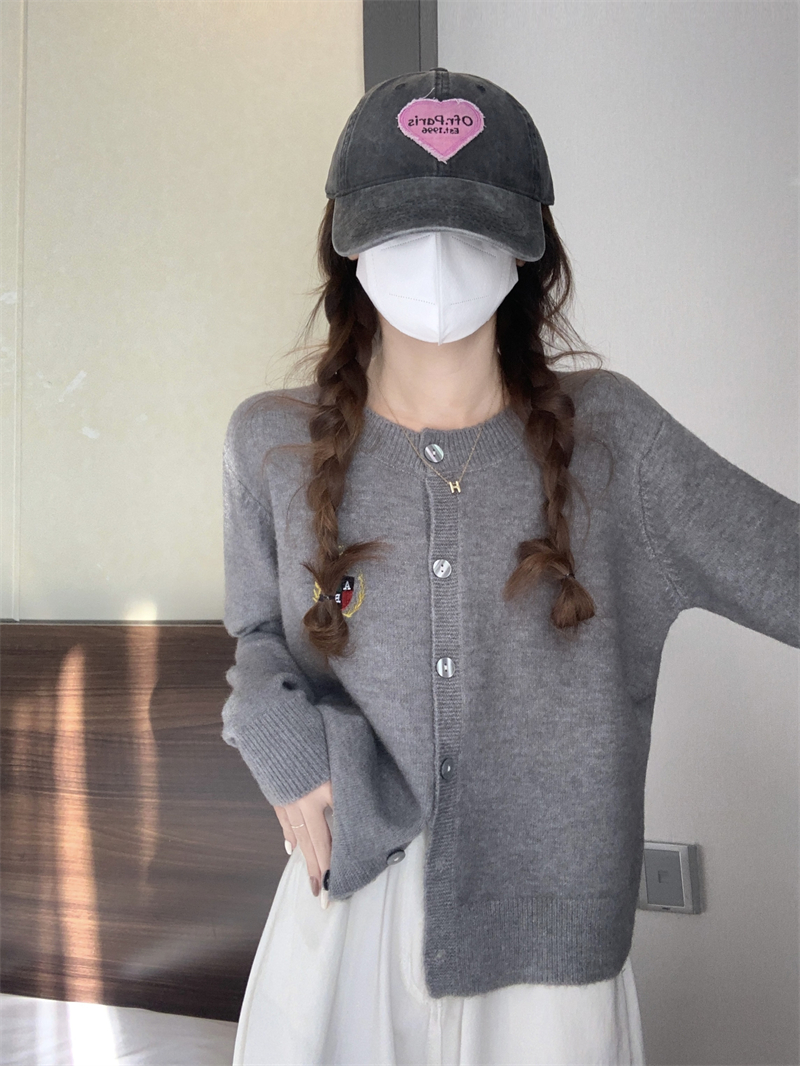 實拍 新款美式學院風圓領刺繡徽章針織開衫減齡上衣
