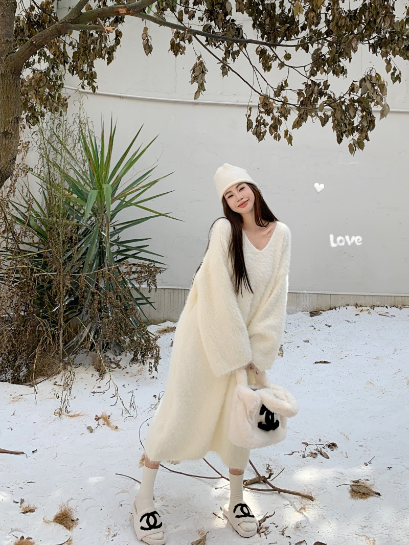 Actual shot of a lazy and sweet mink fur mid-length thickened sweater worn inside and outside a dress for women