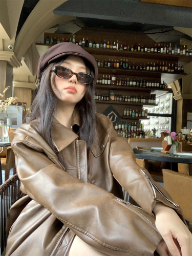 Real shot of American retro coffee-colored loose and slim leather jacket