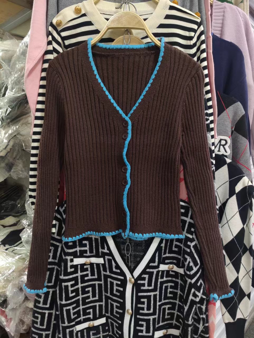 YANYANSHOP Korean version 2023 autumn new hot girl sweet color matching ins style buttoned knitted sweater cardigan