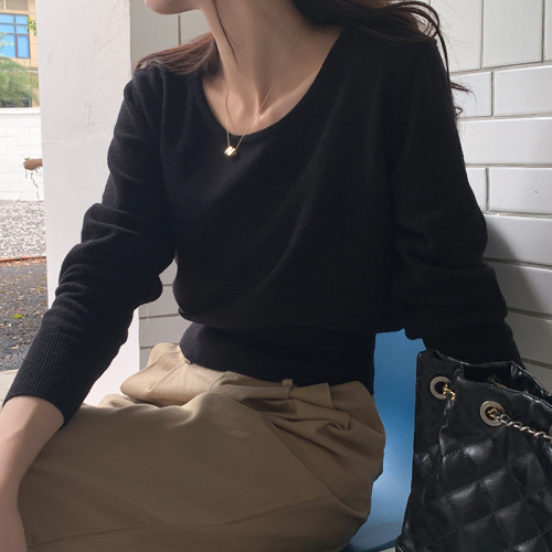 Real shot of simple and temperamental short waisted sweater for women in fall and winter. Versatile long-sleeved inner and outer sweater.