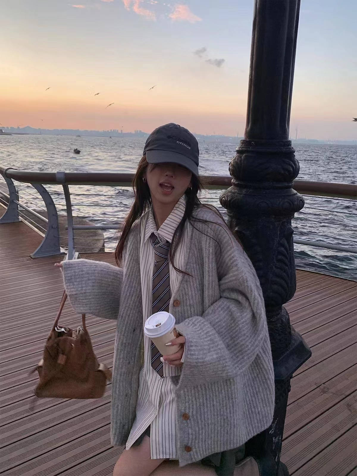 Huanghuangjia button V-neck sweater women's autumn new commuting lazy style loose casual slim knitted cardigan jacket