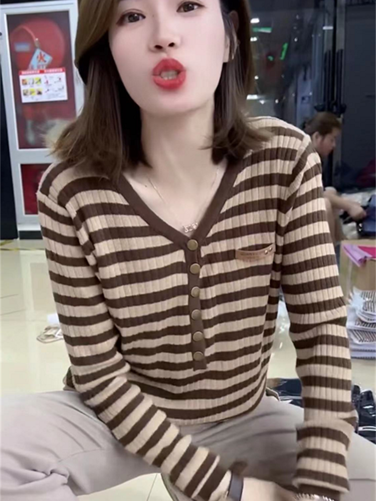初秋上衣女新款2023年條紋撞色坑條顯瘦長袖V領針織衫紐扣毛衣女