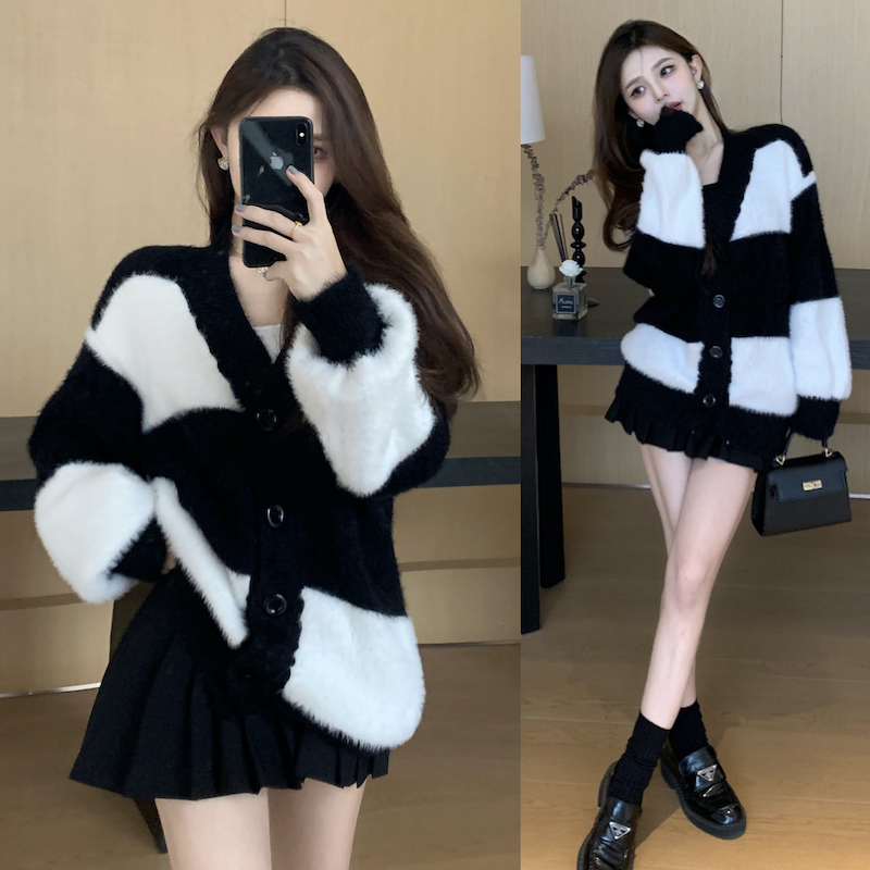 Actual shot of lazy plush striped color-blocked sweater for women in autumn soft and waxy mid-length thickened sweater jacket