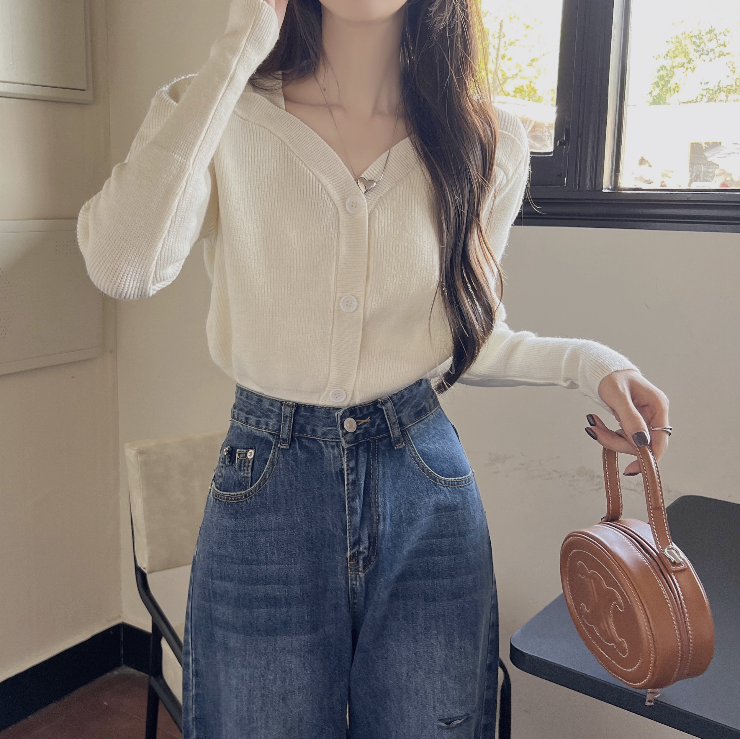 Actual shot of single-breasted V-neck cardigan, gentle wind, waisted, short, chic, long-sleeved knitted