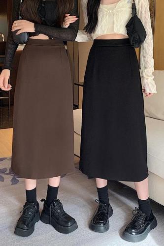Actual shot of coffee-colored high-waist slim skirt for women, versatile back slit, hip-covering mid-length A-line skirt