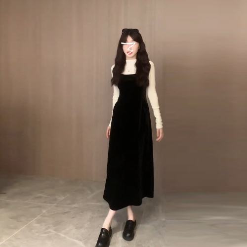 黑色吊带背带连衣裙子女2023新款早秋季穿搭一整套装赫本风高级感