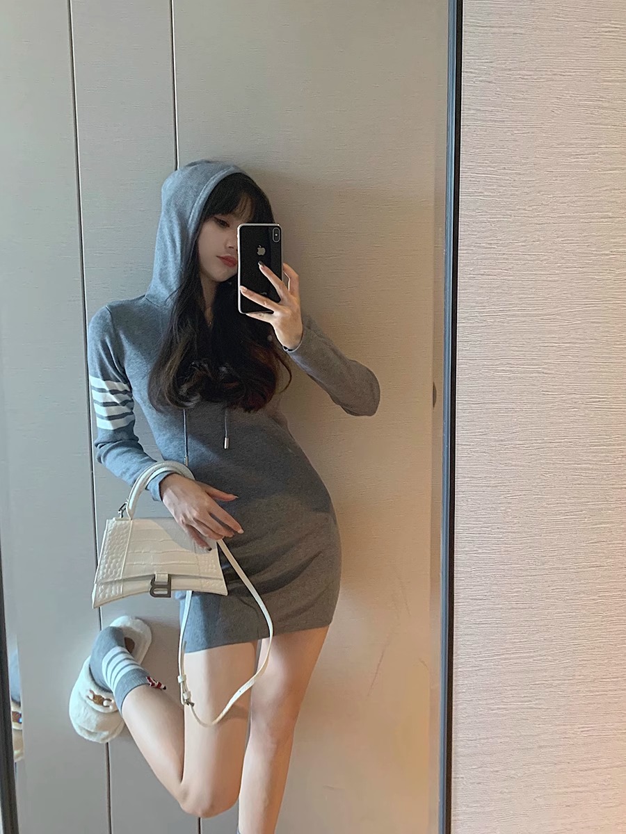 緊身連帽連衣裙女初秋新款修身顯瘦溫柔系包臀針織裙子