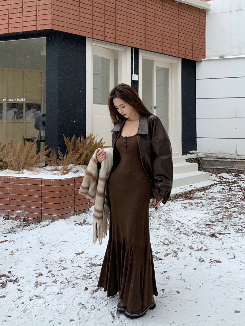 Actual shot of the new slimming and taller fishtail skirt with long sleeves and long dress with leather jacket suit