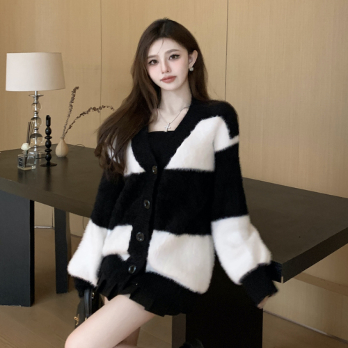 Actual shot of lazy plush striped color-blocked sweater for women in autumn soft and waxy mid-length thickened sweater jacket