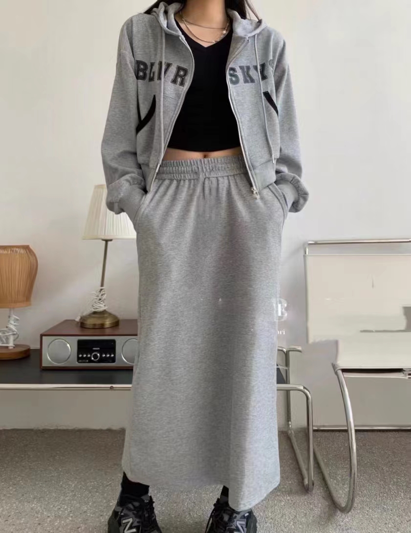 Autumn and winter match a complete set of 2023 new Xiaoxiangfeng College high-end casual sportswear skirt two-piece set