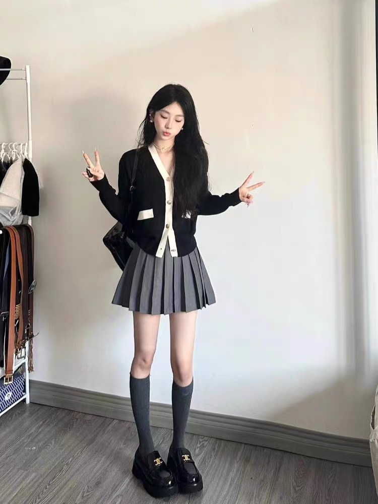 Black knitted sweater cardigan pleated skirt two-piece set autumn fashionable salt style outfit for small people
