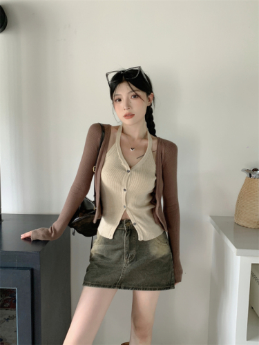Actual shot: Korean retro contrasting color heavy-duty fake two-piece halter neck v-neck sweet and cool knitted cardigan