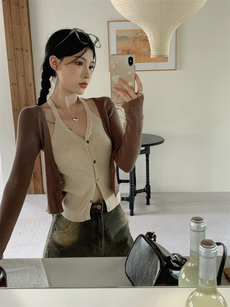 Actual shot: Korean retro contrasting color heavy-duty fake two-piece halter neck v-neck sweet and cool knitted cardigan