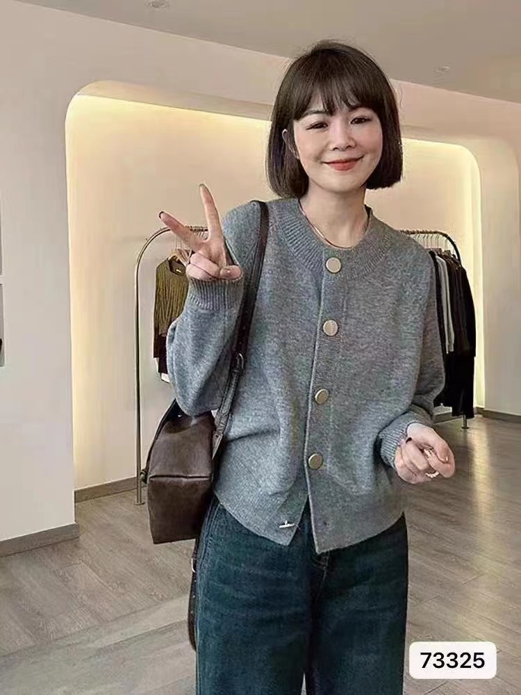 2023秋冬新款韓版時尚簡約圓領純色排扣百搭氣質開衫上衣女