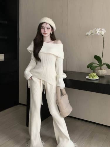 Actual shot of lazy style one-shoulder sweater and sweater for women, spring and autumn design, mid-length, loose outer wear, long sleeves