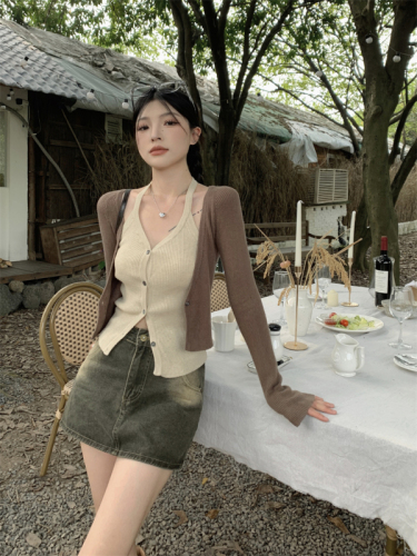 Actual shot: Korean retro contrasting color heavy-duty fake two-piece halter neck v-neck sweet and cool knitted cardigan