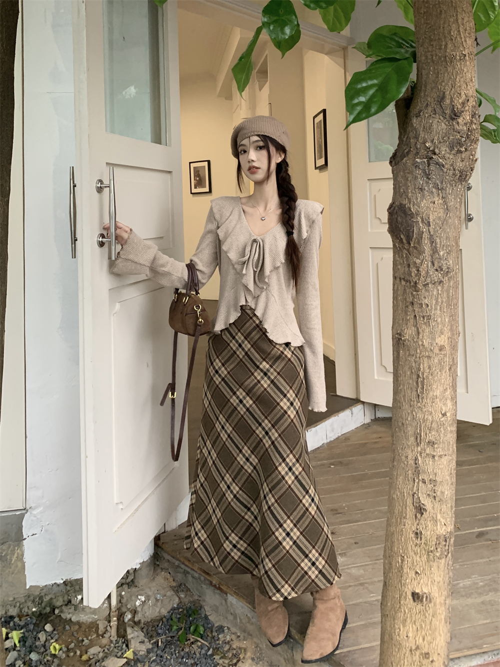 Actual shot ~ French V-neck ruffled short slim long-sleeved sweater + high-waist slimming plaid skirt