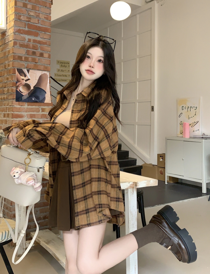 Actual shot of brushed contrasting plaid shirt + suspender inner wear + skirt suit