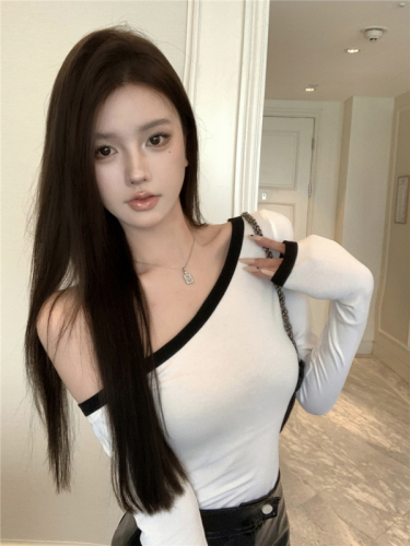 Real shot of sexy off-shoulder long-sleeved color block T-shirt top for women