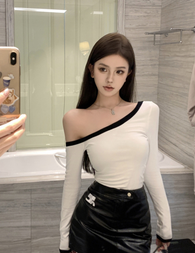 Real shot of sexy off-shoulder long-sleeved color block T-shirt top for women