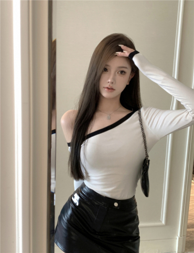 Real shot of sexy off-shoulder long-sleeved color block T-shirt top for women