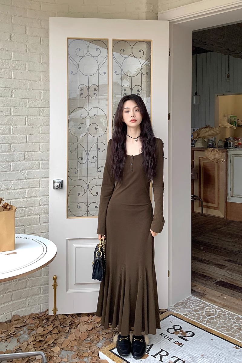 咖色法式高級感顯瘦顯高魚尾連衣裙女早秋氣質收腰長袖裙子