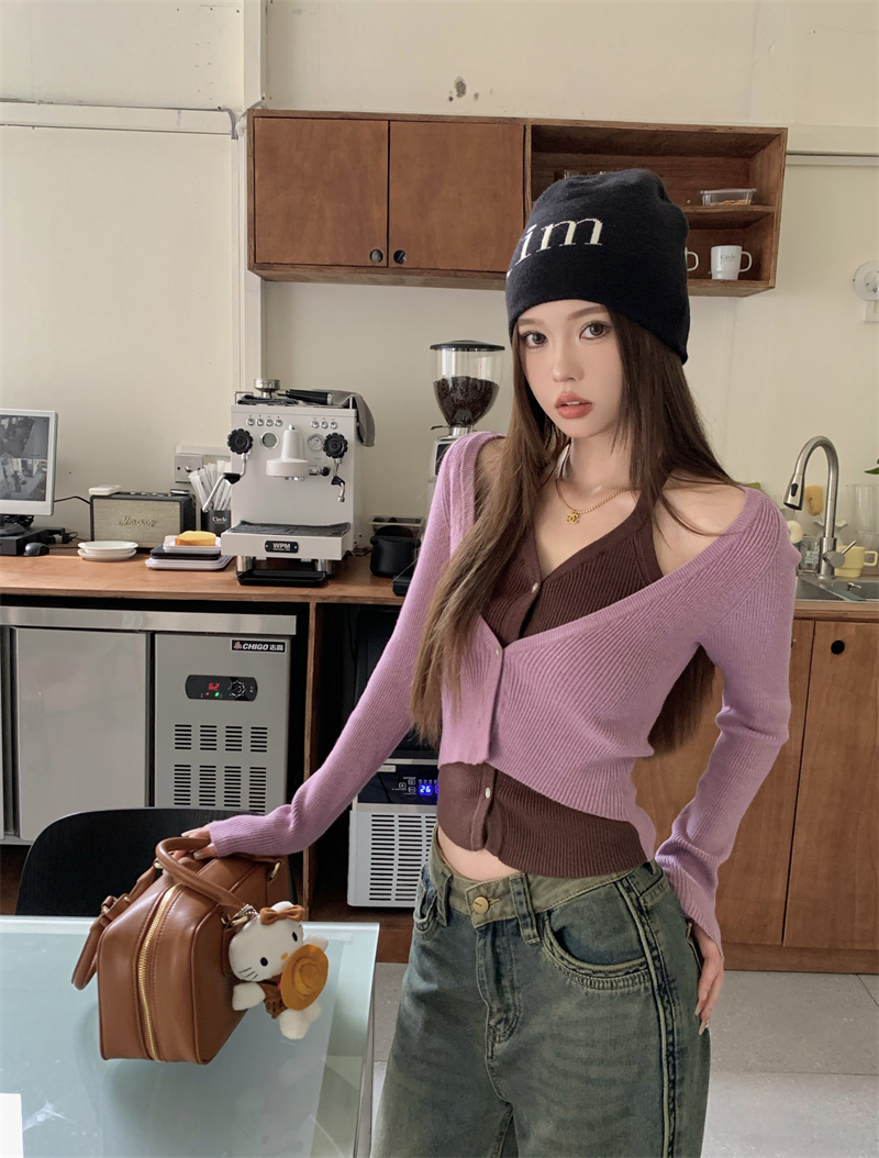 Actual shot: Korean retro contrasting color heavy-duty fake two-piece halter neck v-neck sweet and cool knitted cardigan