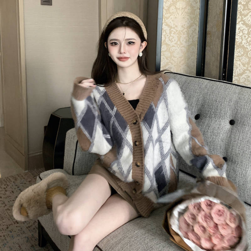 Actual shot of Korean style loose, warm and stylish brown diamond sweater jacket for age reduction and saltiness or sweetness