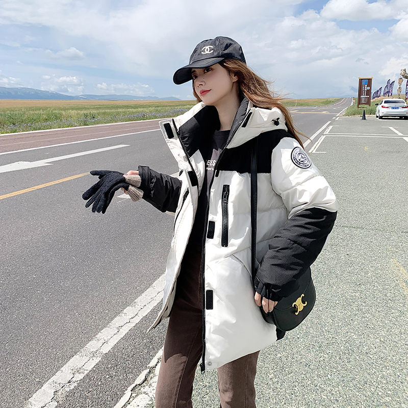 Real shot of couple color matching outdoor 2023 new military workwear fashionable down jacket for women short hooded thickened jacket