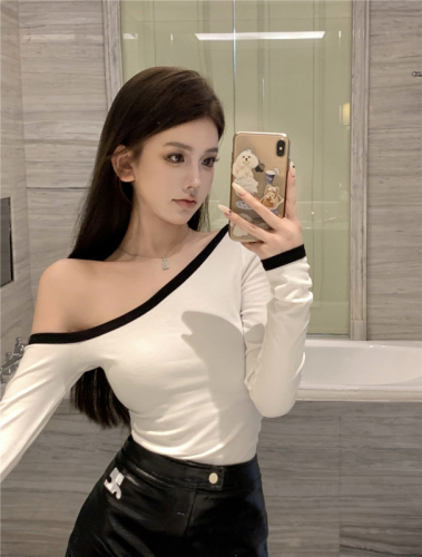 Real shot of sexy off-shoulder long-sleeved color block T-shirt top for women