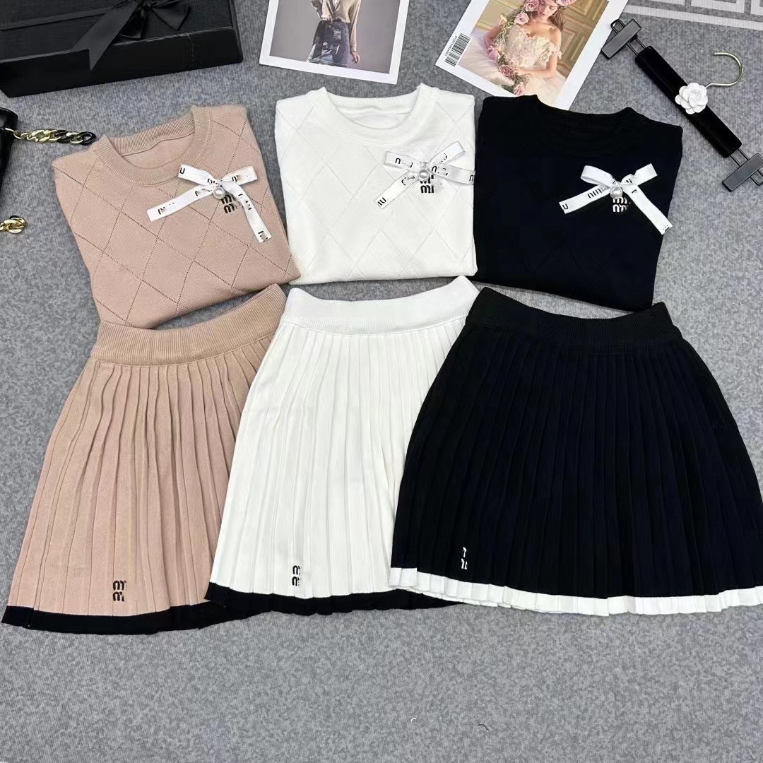 M家秋季新款菱格蝴蝶結釘鑽刺繡套頭上衣百褶半裙針織兩件套裝女