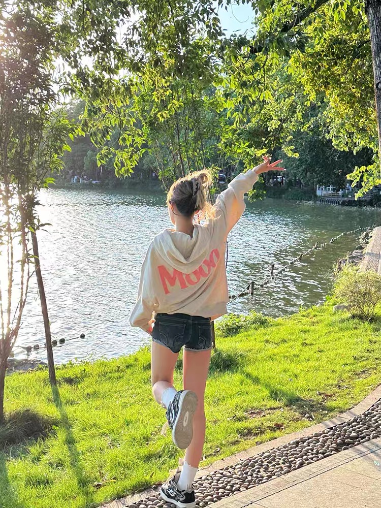 美式潮牌簡約字母印花連帽衛衣女2023早秋慵懶風甜酷時髦高街上衣