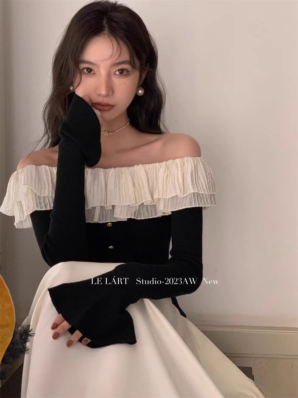 撞色露肩上衣2023秋季女新款法式純欲一字肩荷花邊紐扣修身針織衫