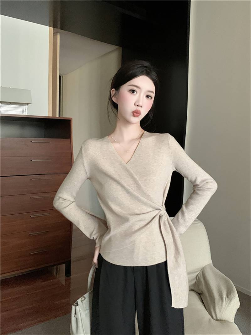 Actual shot ~ Designed cross-tie V-neck sweater, slim fit and versatile long-sleeved sweater top for women