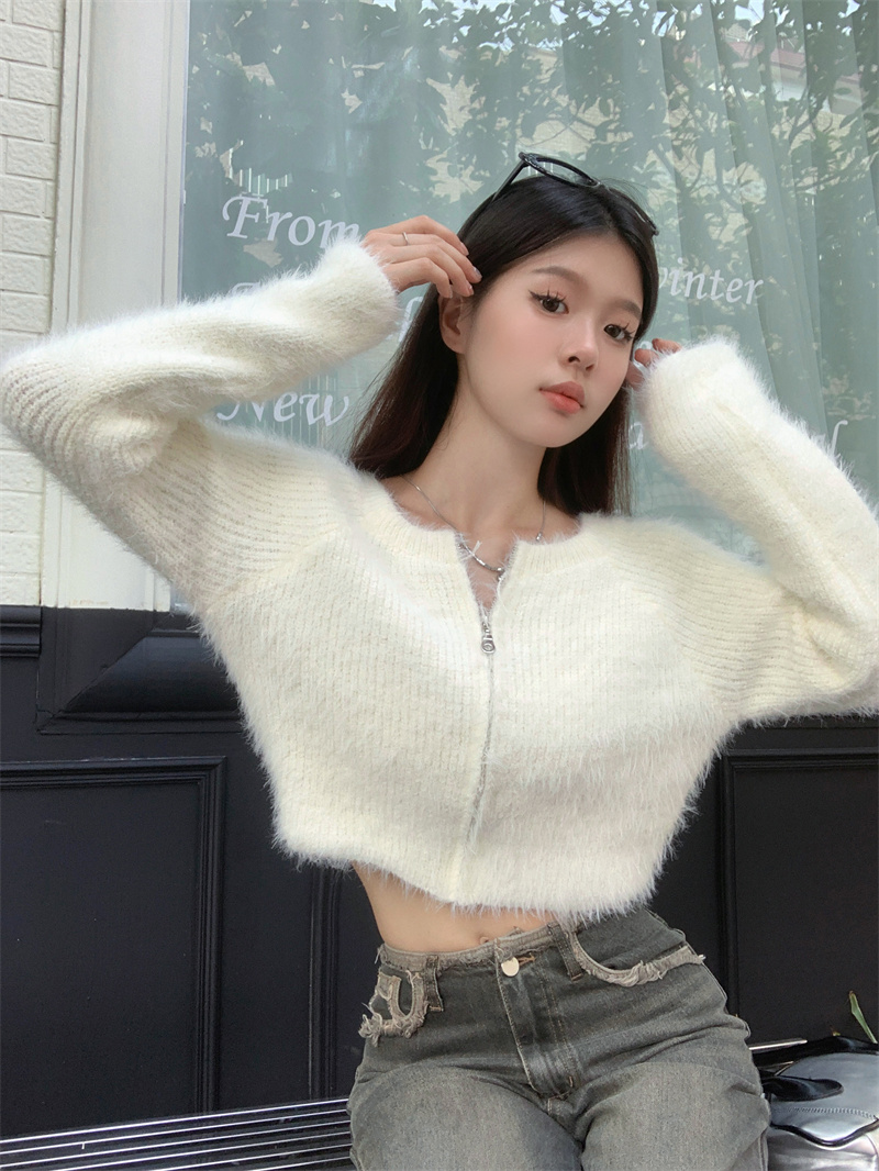Plush black short sweater zipper cardigan for women in autumn and winter with gentle design and trendy inner knitted sweater top