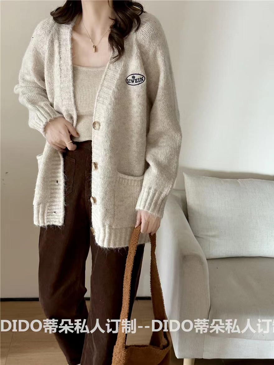 慵懶風V領刺繡中長款針織開衫女秋冬新款寬鬆高級感毛衣外套加厚