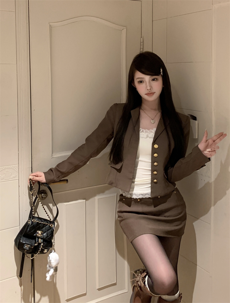Actual shot of Maillard vintage college waist-cinching right-shoulder suit jacket and skirt three-piece set