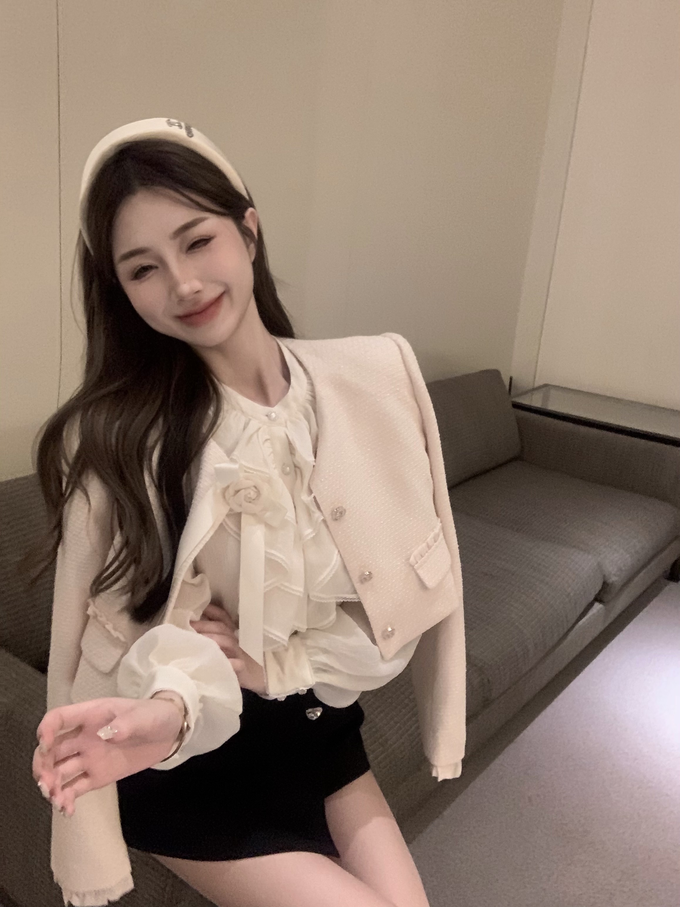 Actual shot of small fragrant style jacket + heavy industrial palace style ruffled chiffon shirt + flower brooch + rhinestone culottes for women
