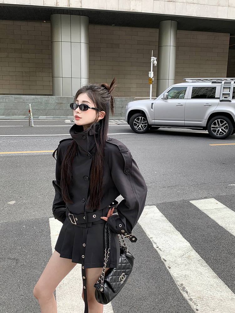 Real shot of Paris Old Dream, fashionable retro eye-catching design long windbreaker + short jacket + pleated skirt