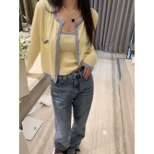 Sweet girl's favorite in autumn and winter ~ two-piece set of contrasting color slim-fitting camisole + Xiaoxiangfeng long-sleeved knitted cardigan jacket