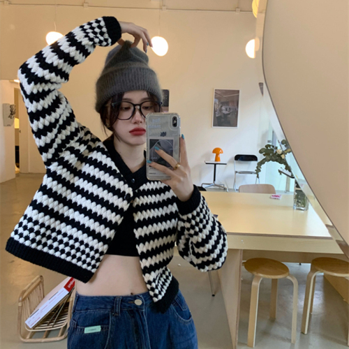 Hong Kong style short sweater jacket for women in autumn and winter new style retro design outer wear chic contrasting color knitted cardigan top