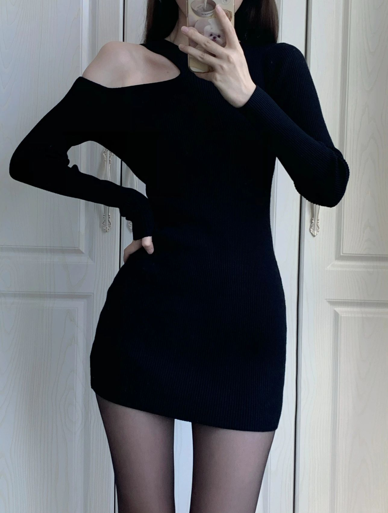 New French Hepburn style irregular off-shoulder knitted dress 2023 autumn and winter high waist sexy inner hip skirt