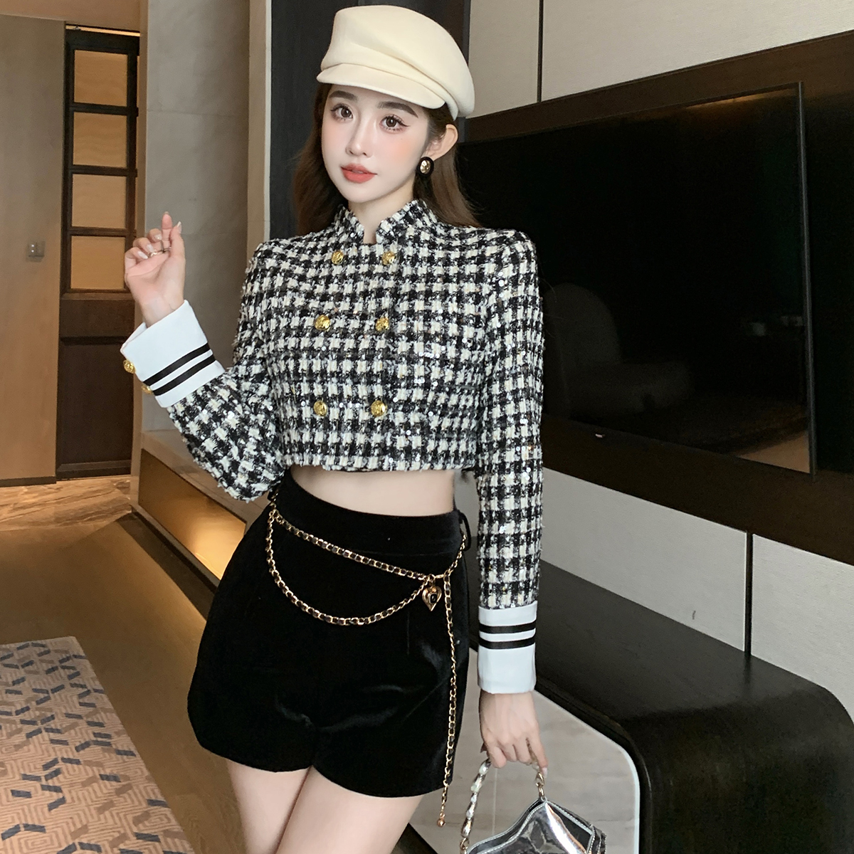 Real shot of French pure lust style high-end slim short jacket + high-waisted velvet shorts + waist chain