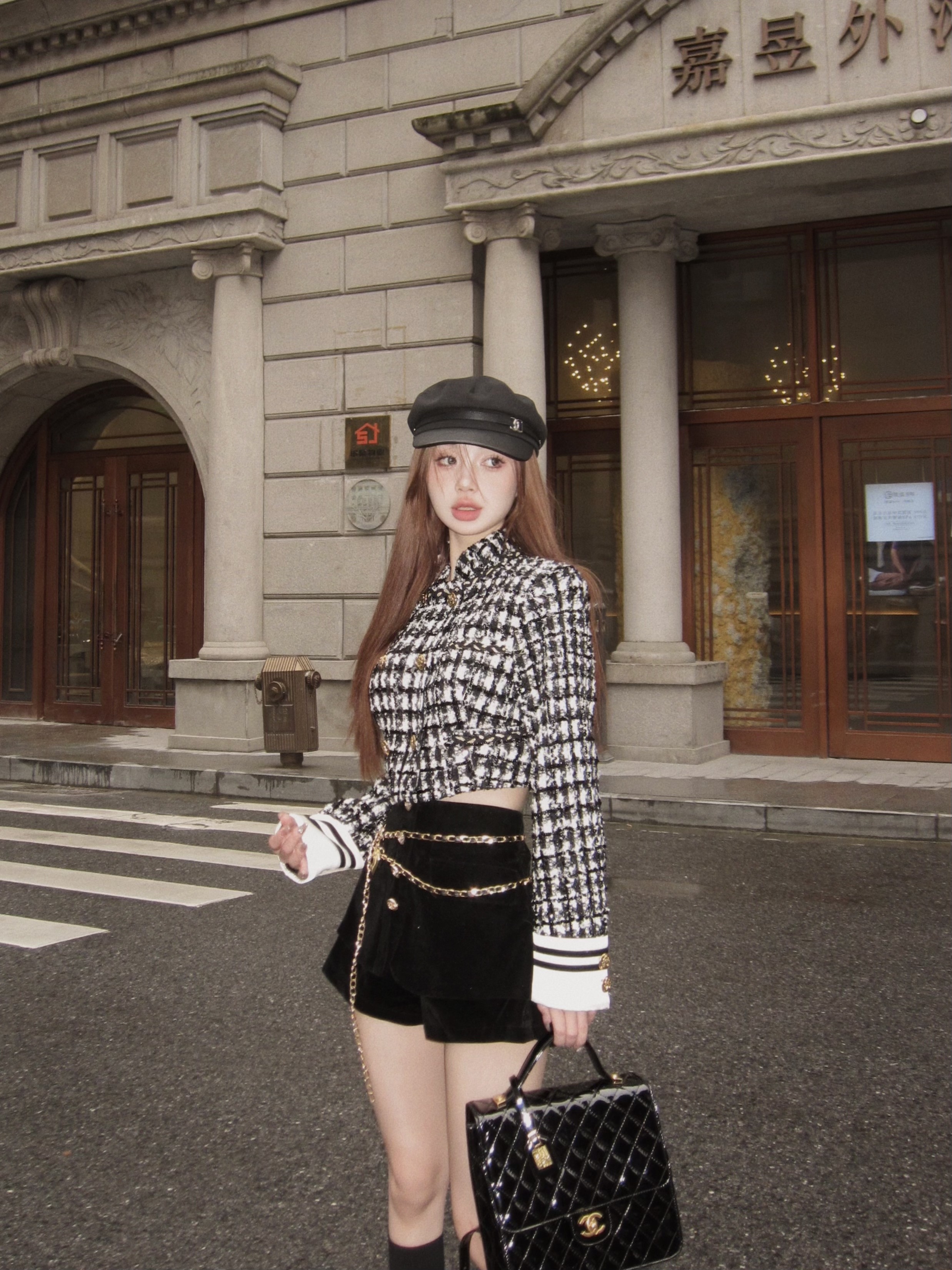 Actual shot of the daughter of a rich man, high-end black and white checkered small fragrant jacket + double waist chain + gold button velvet shorts for women