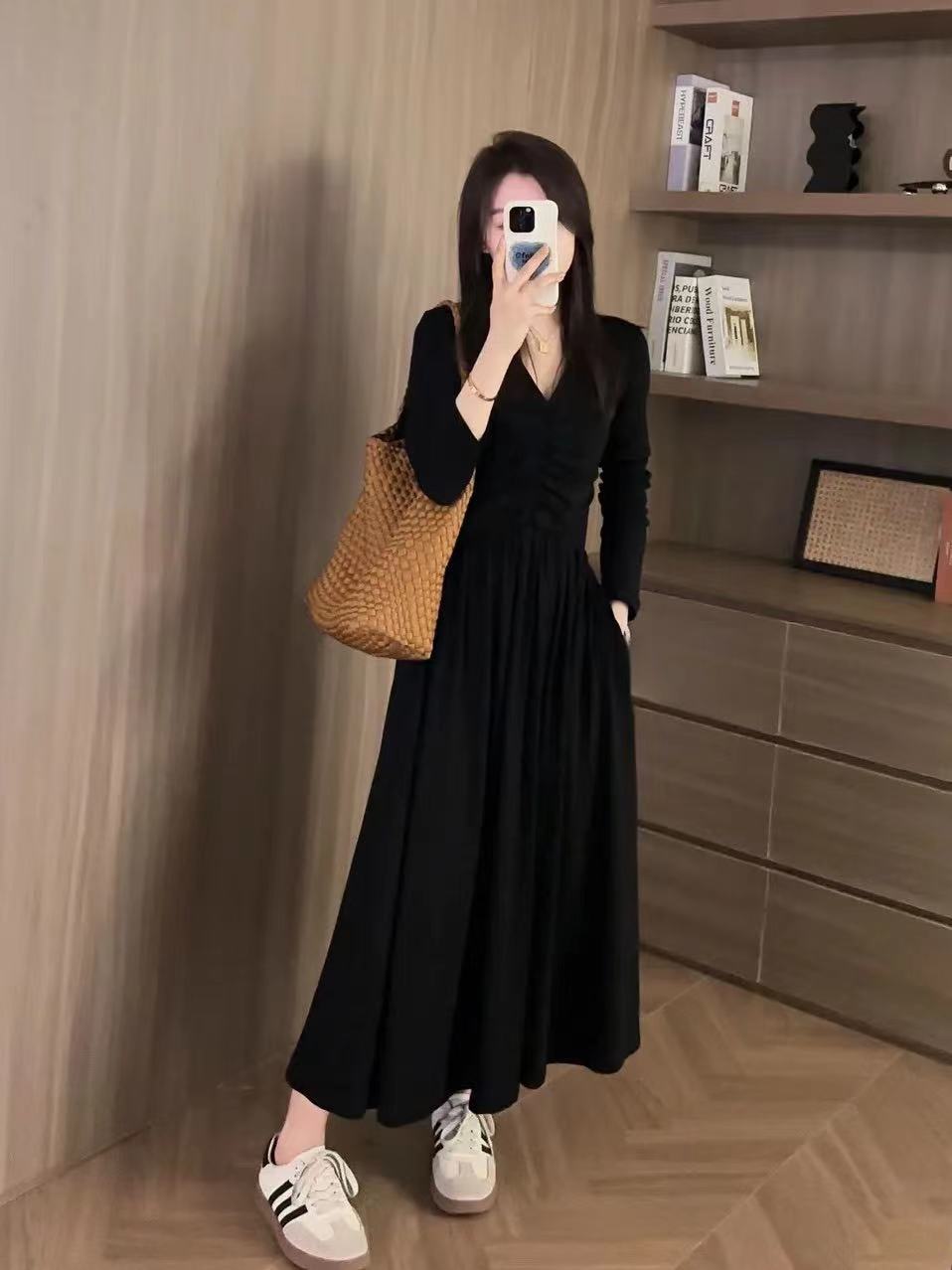 黑色長袖連衣裙子女2023新款秋冬季赫本風高級感小個子打底長裙