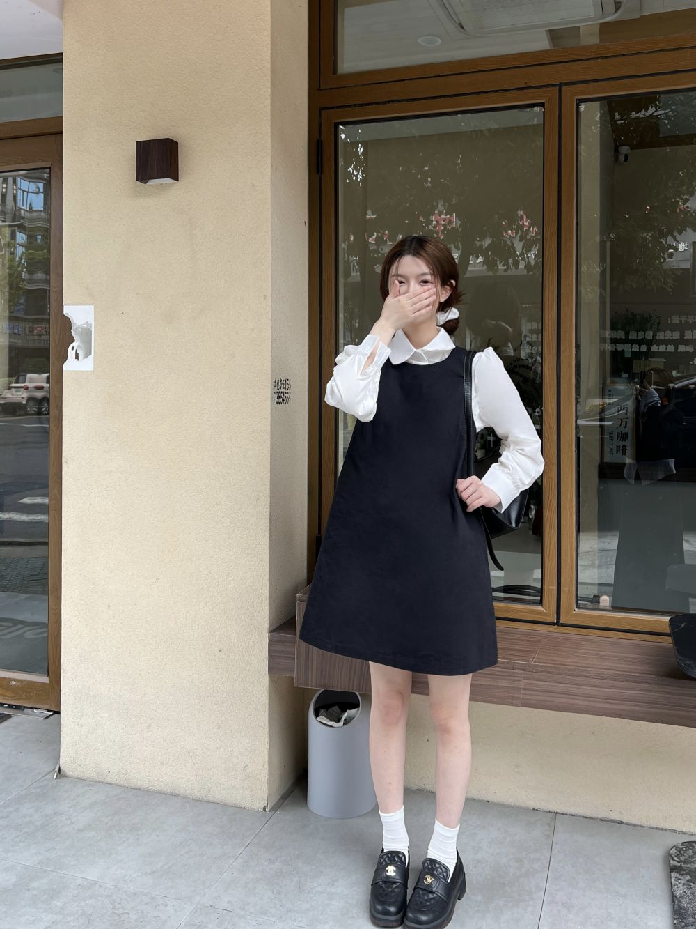 Real shot of three standard French high-end white doll shirt and black sleeveless dress two-piece set
