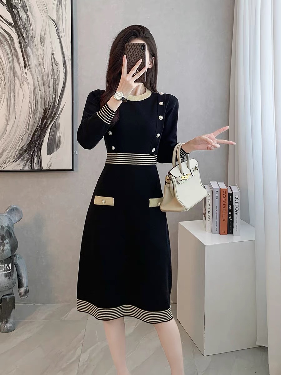 High-end retro temperament black long-sleeved knitted dress for women 2023 autumn and winter new style waist slimming bottoming skirt