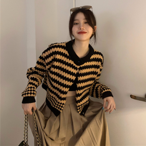 Hong Kong style short sweater jacket for women in autumn and winter new style retro design outer wear chic contrasting color knitted cardigan top